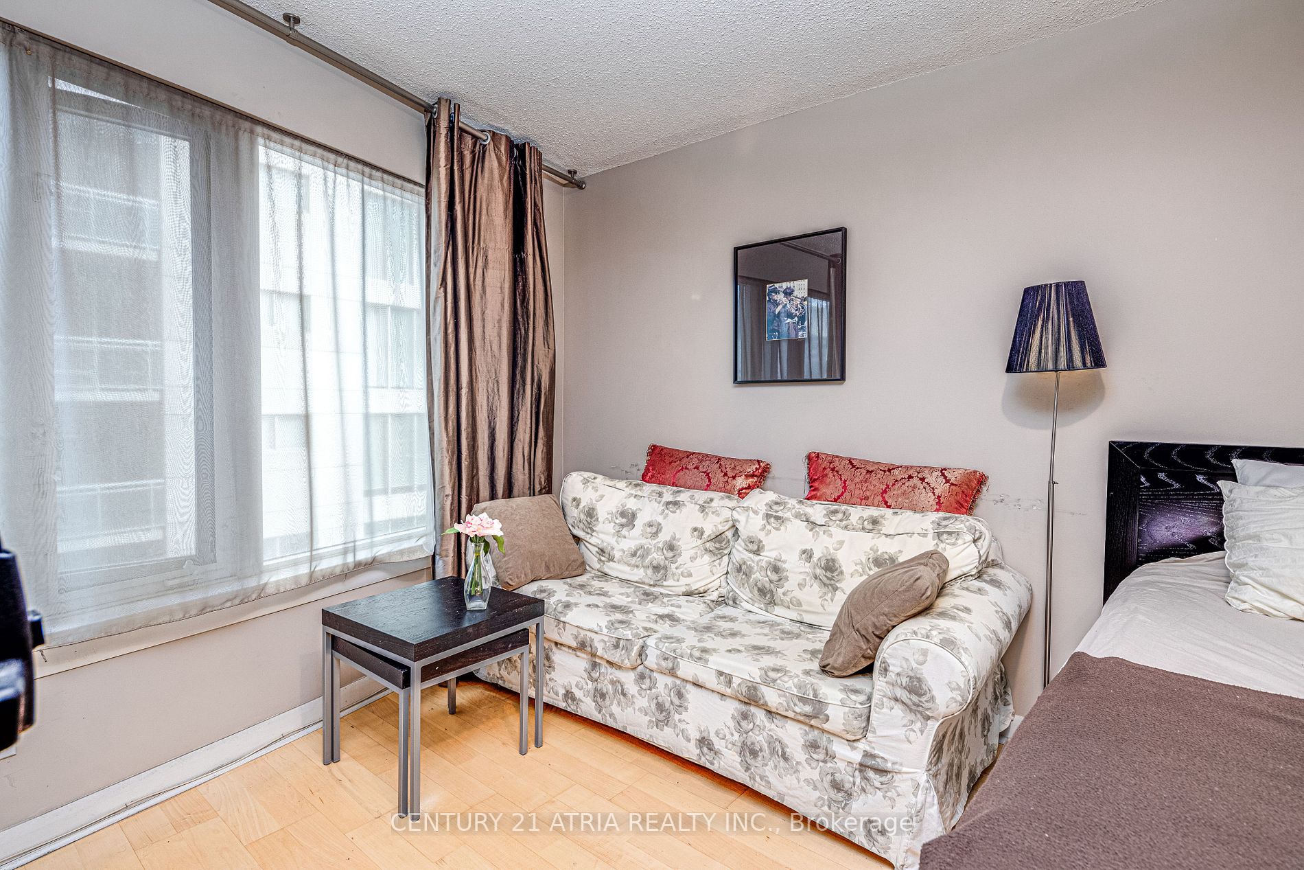 210 Victoria St, #809