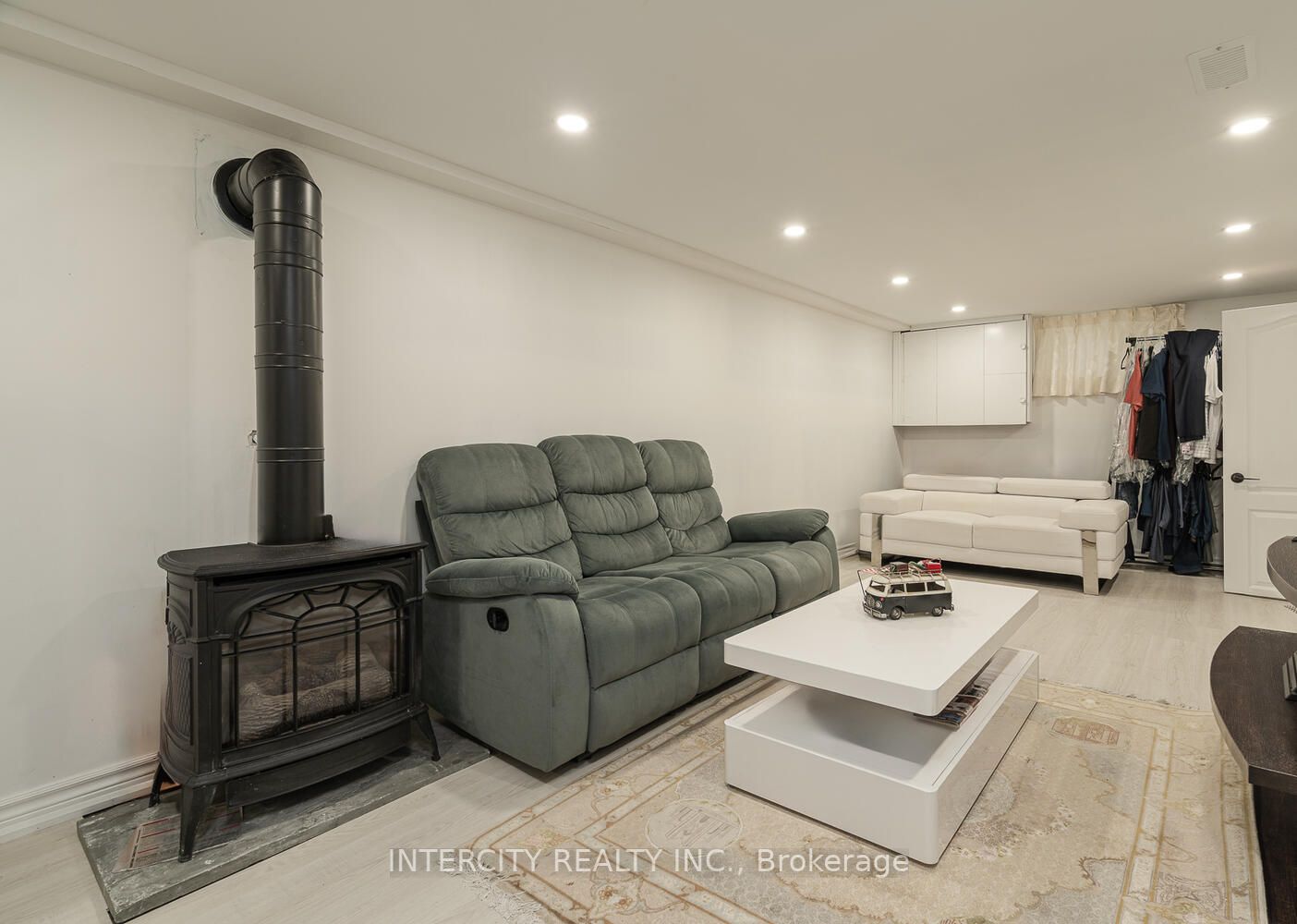 7 Calderon Cres