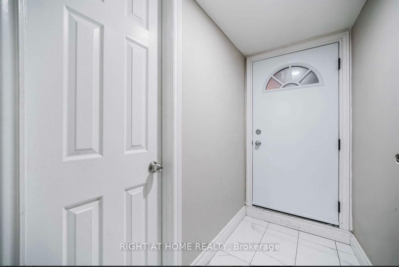 12 Foxley St, #Basemen