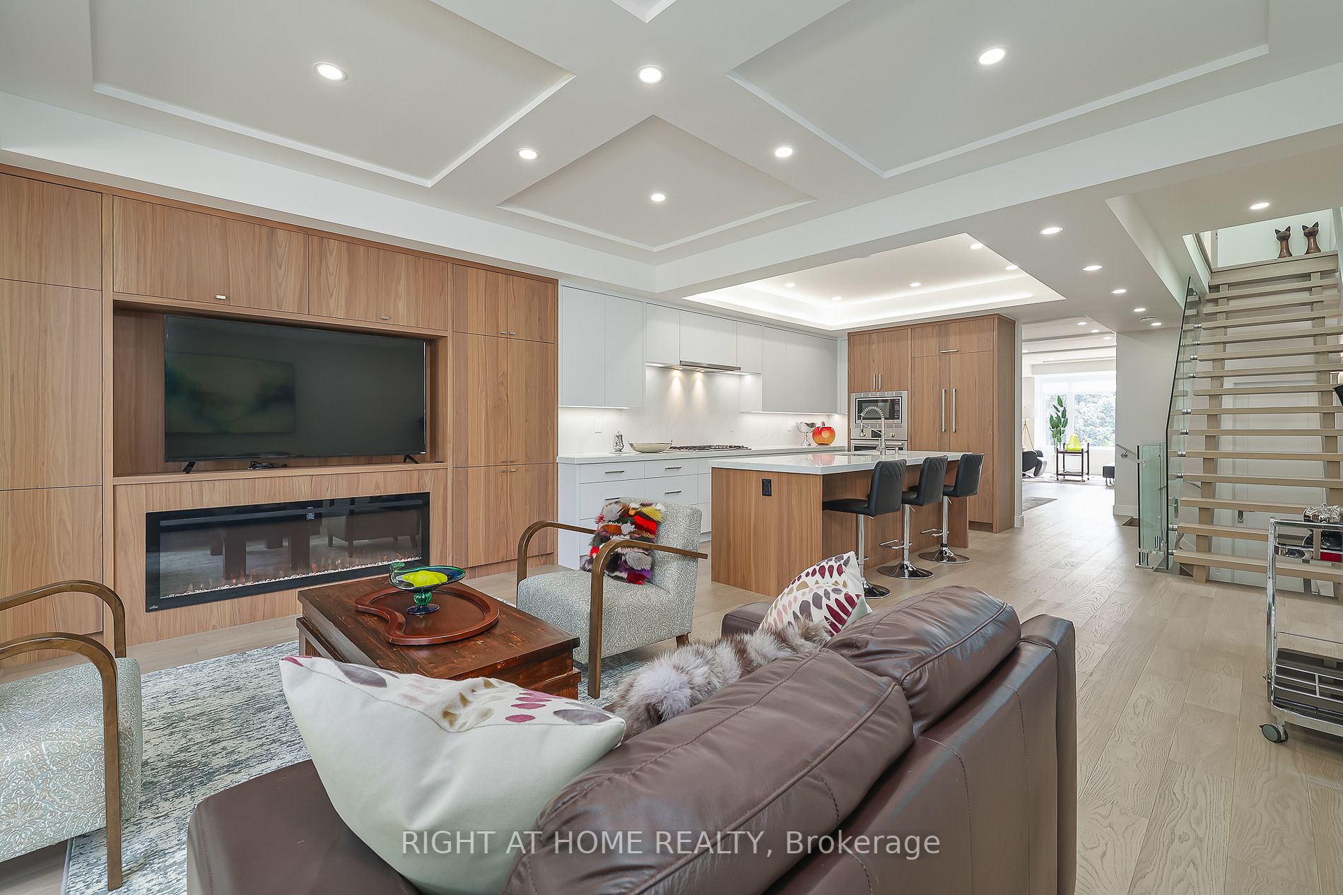 194 Sheldrake Boulevard E