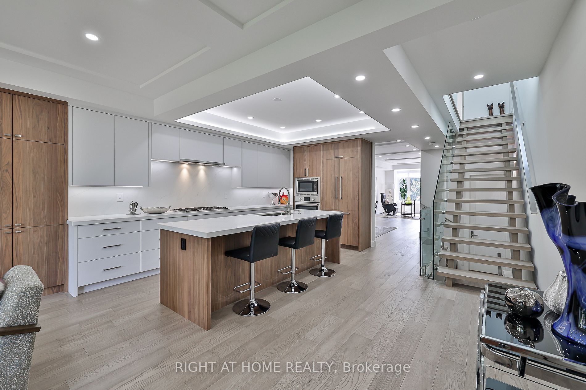 194 Sheldrake Boulevard E