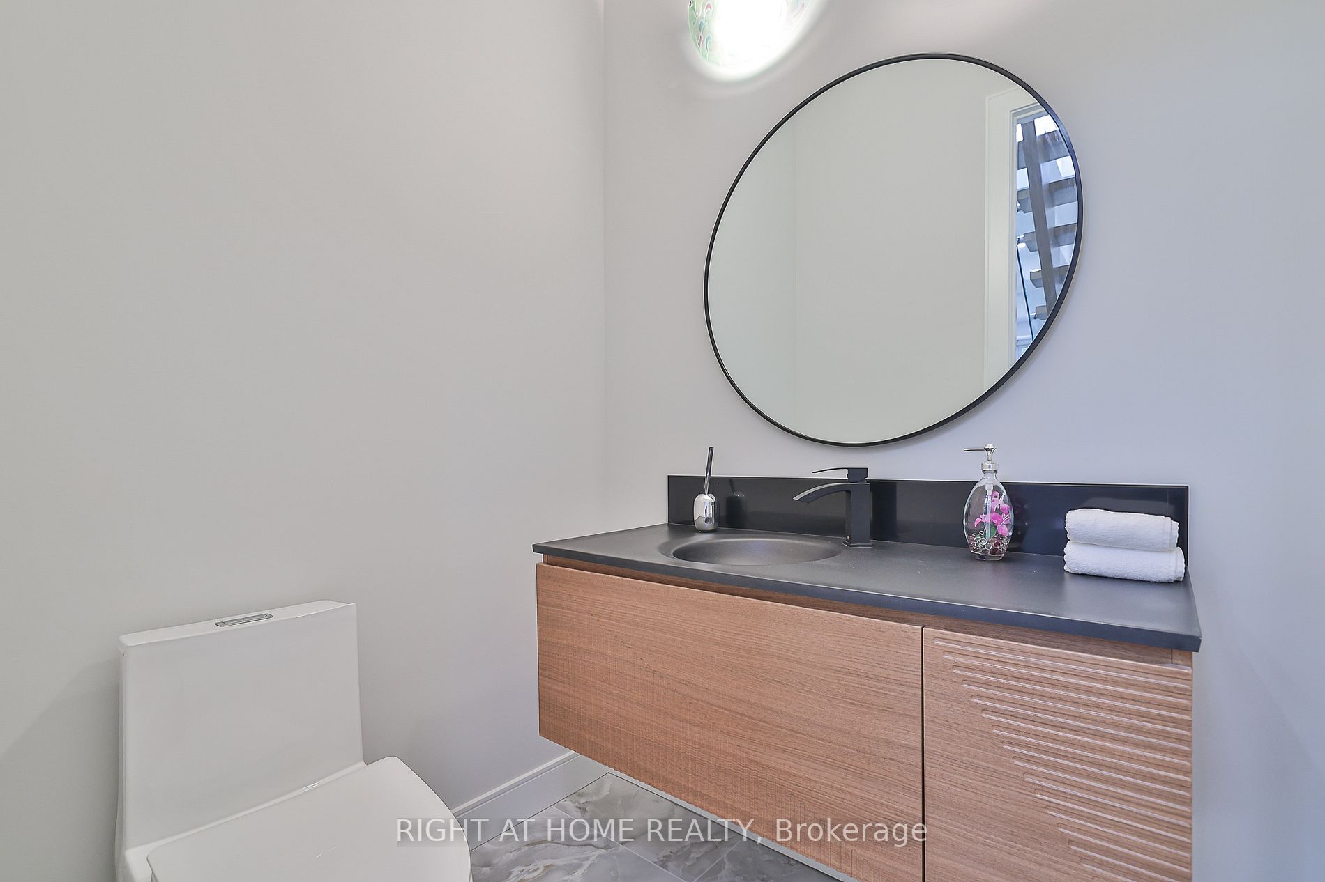 194 Sheldrake Boulevard E