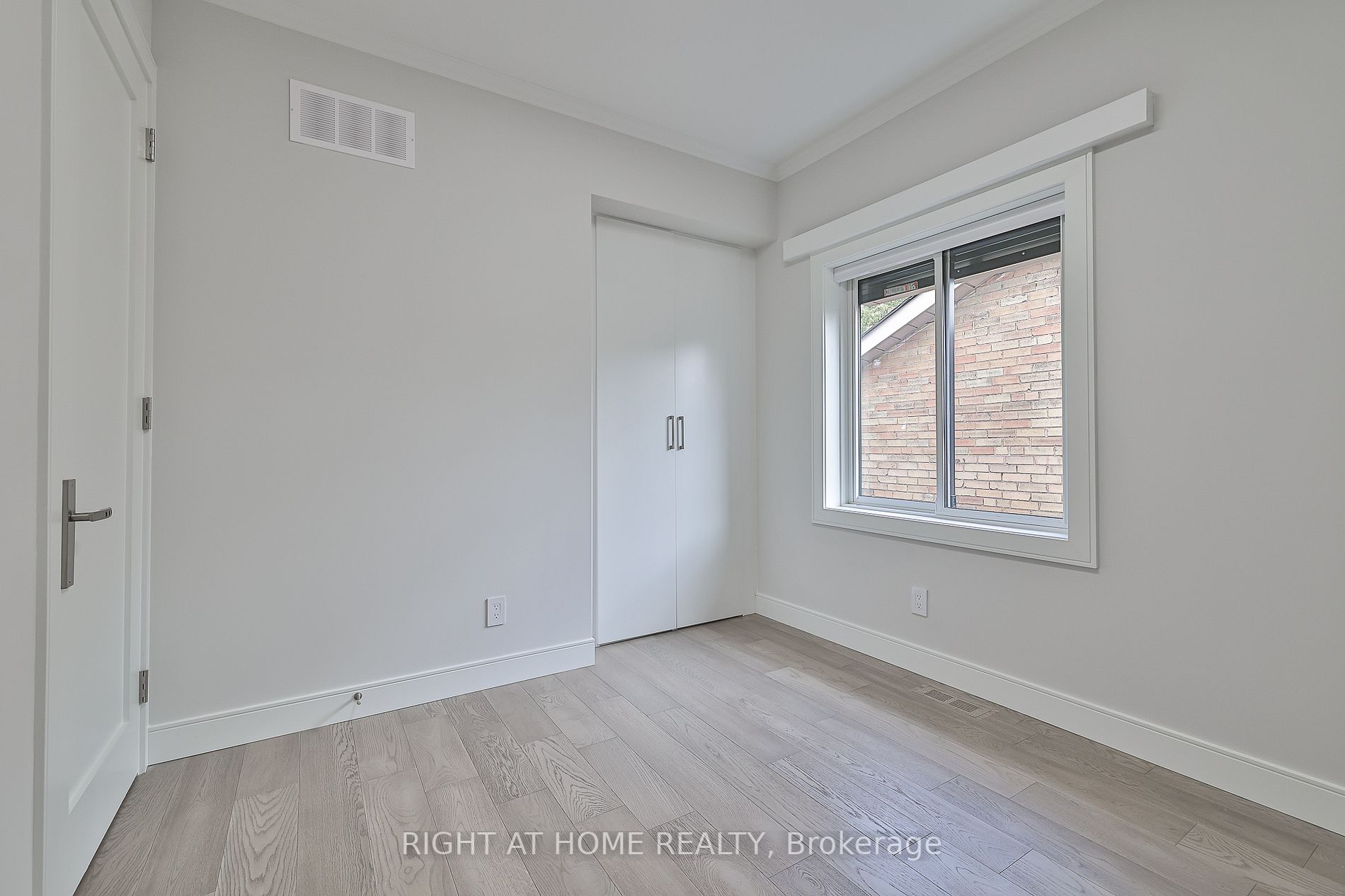 194 Sheldrake Boulevard E