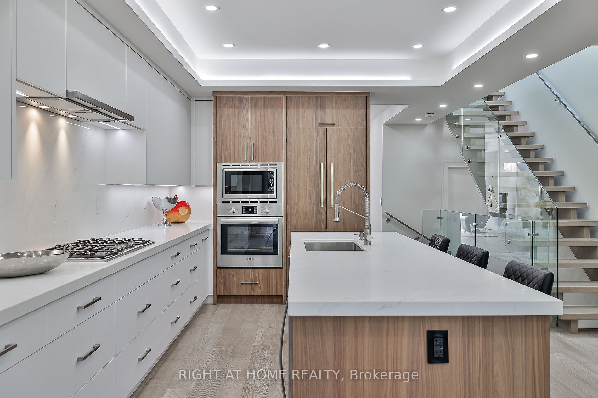 194 Sheldrake Boulevard E