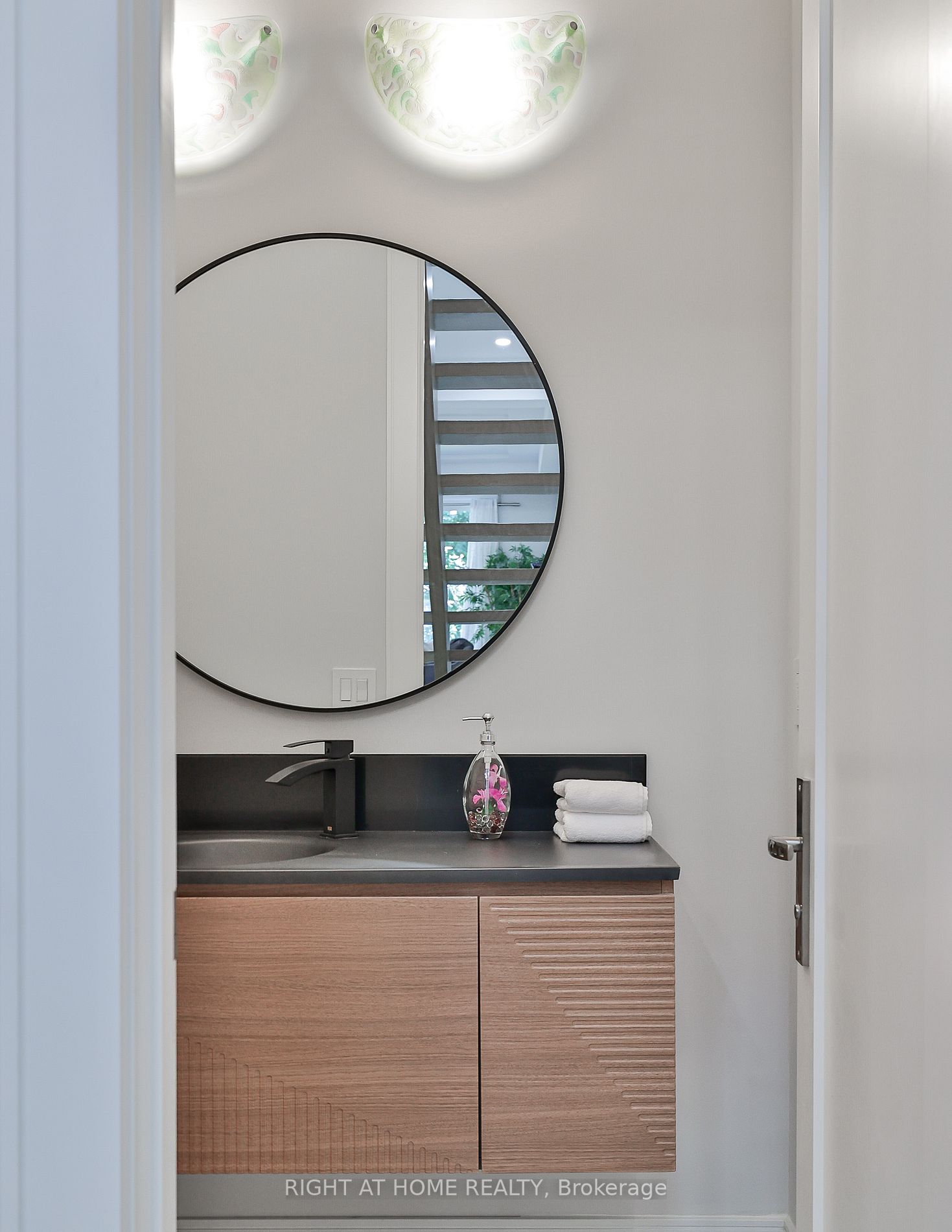 194 Sheldrake Boulevard E