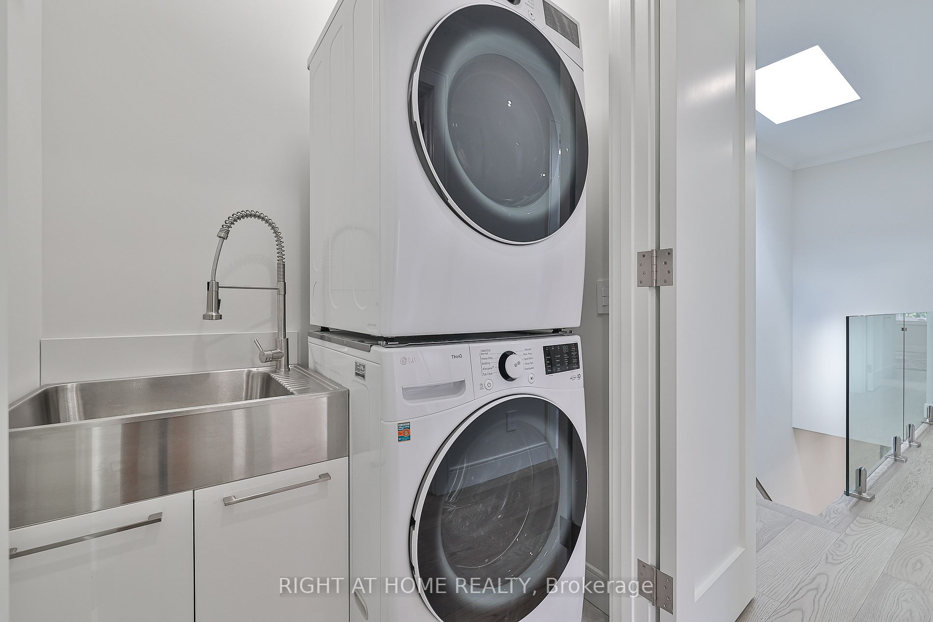 194 Sheldrake Boulevard E