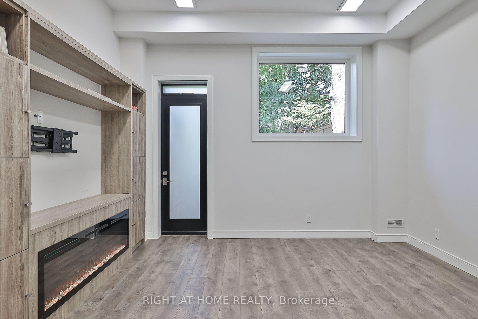 194 Sheldrake Boulevard E