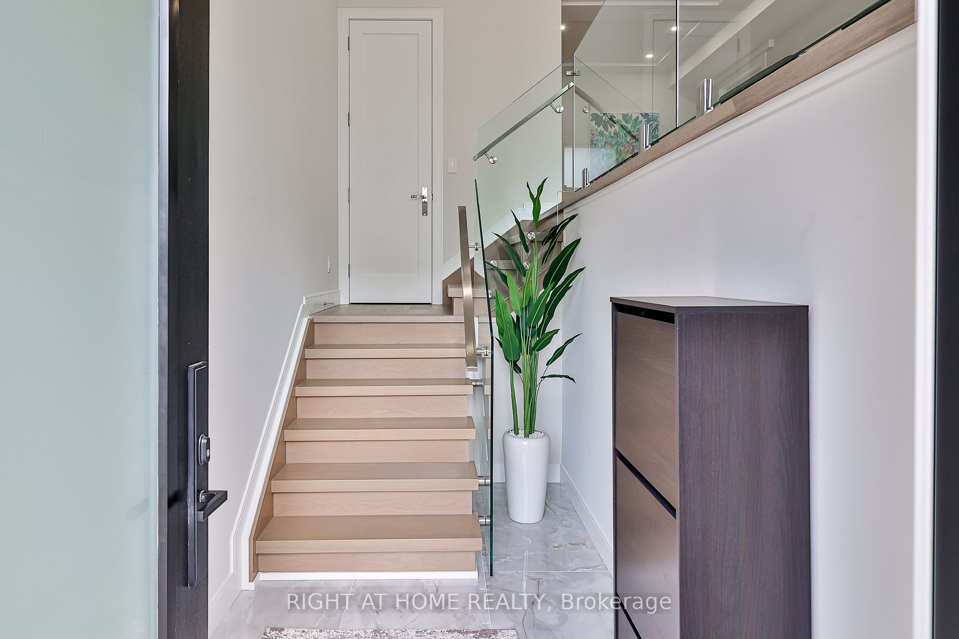 194 Sheldrake Boulevard E