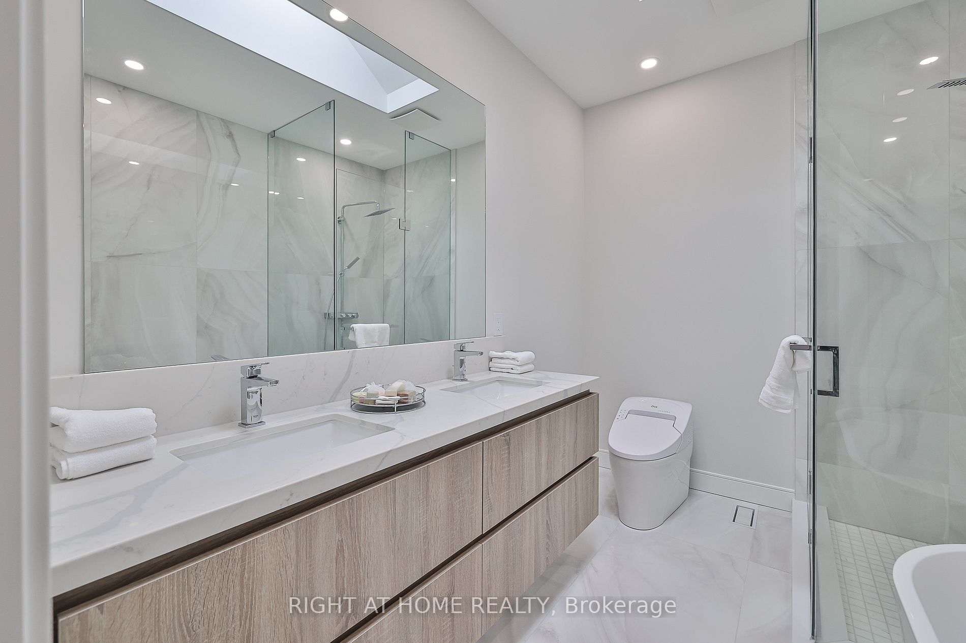 194 Sheldrake Boulevard E