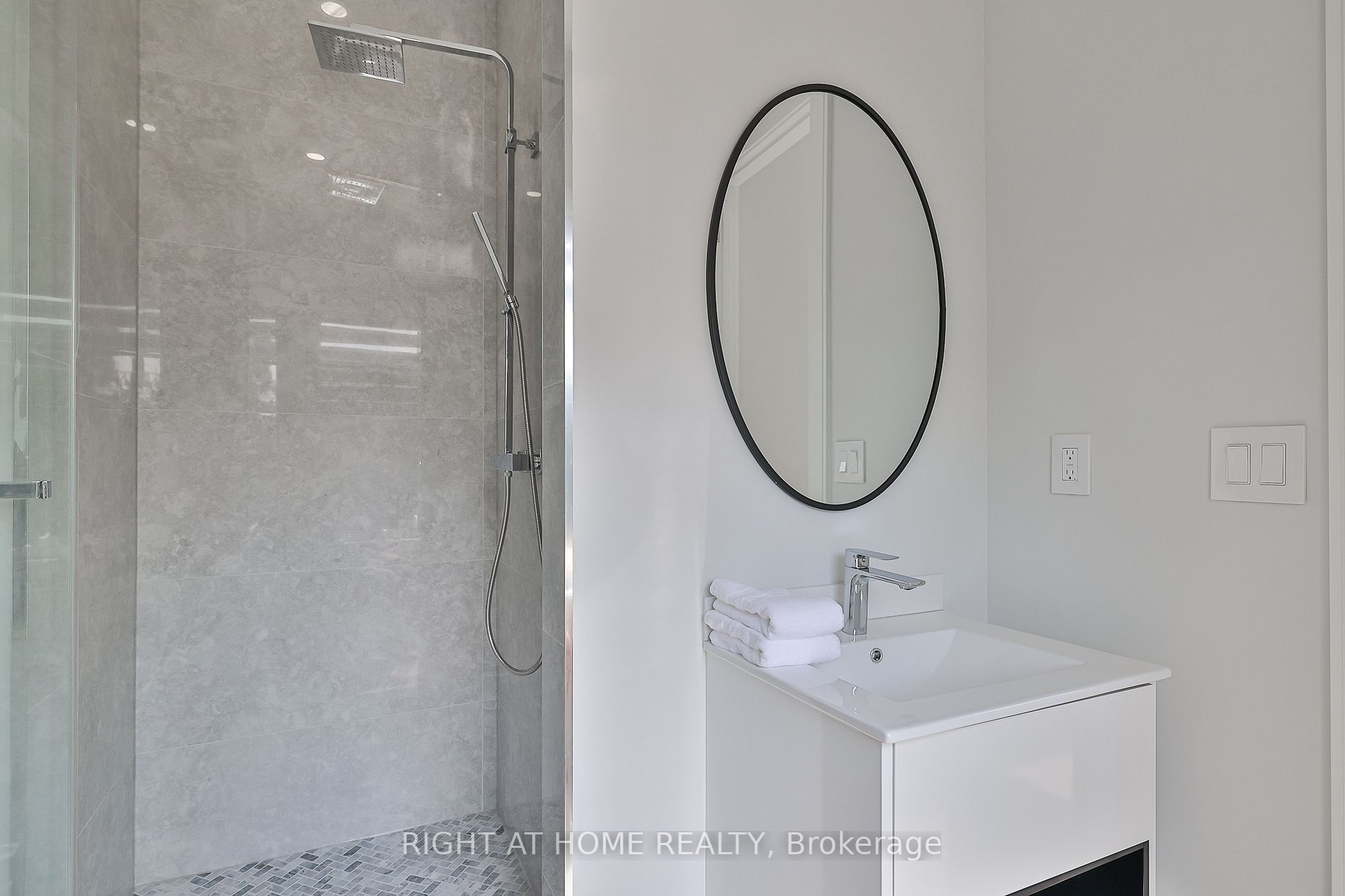 194 Sheldrake Boulevard E