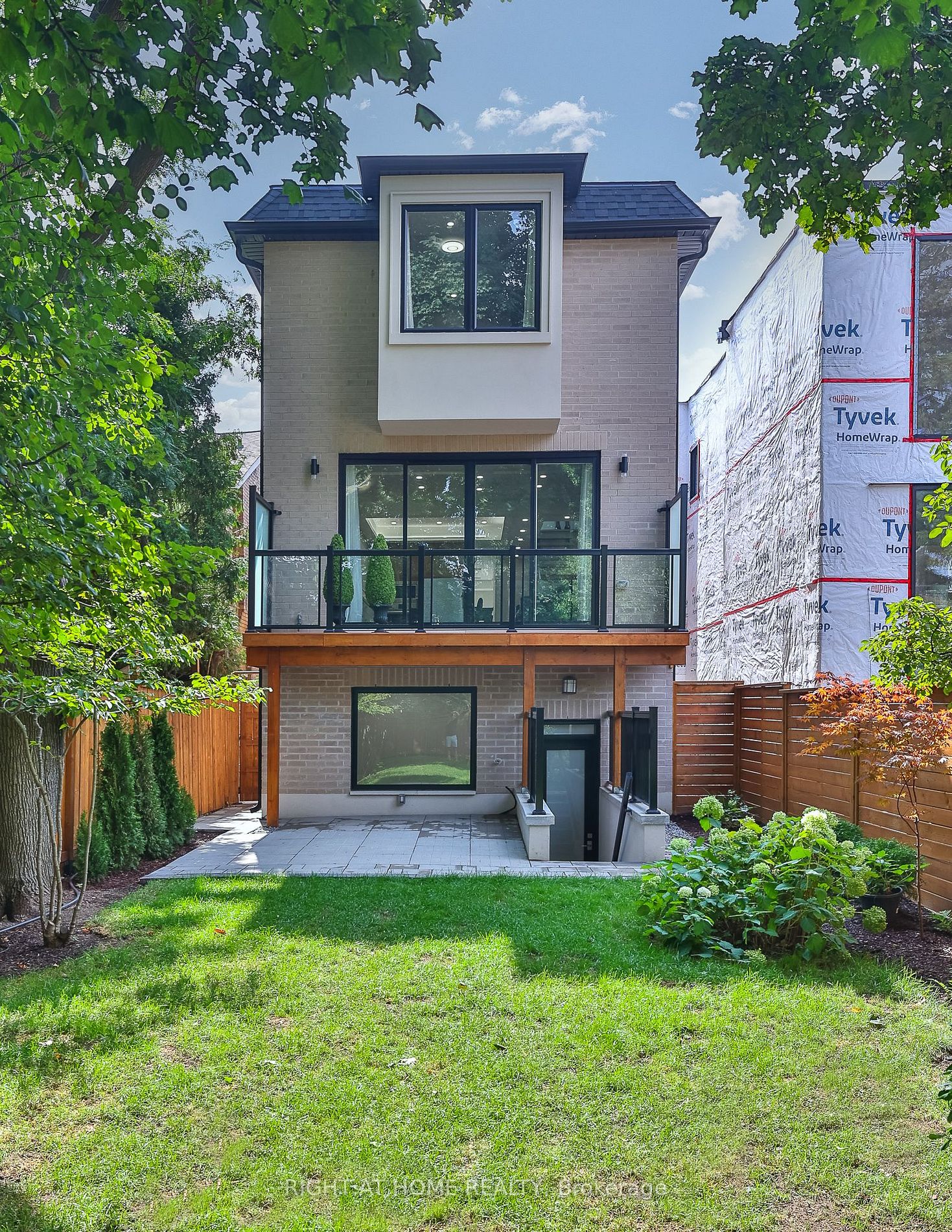 194 Sheldrake Boulevard E