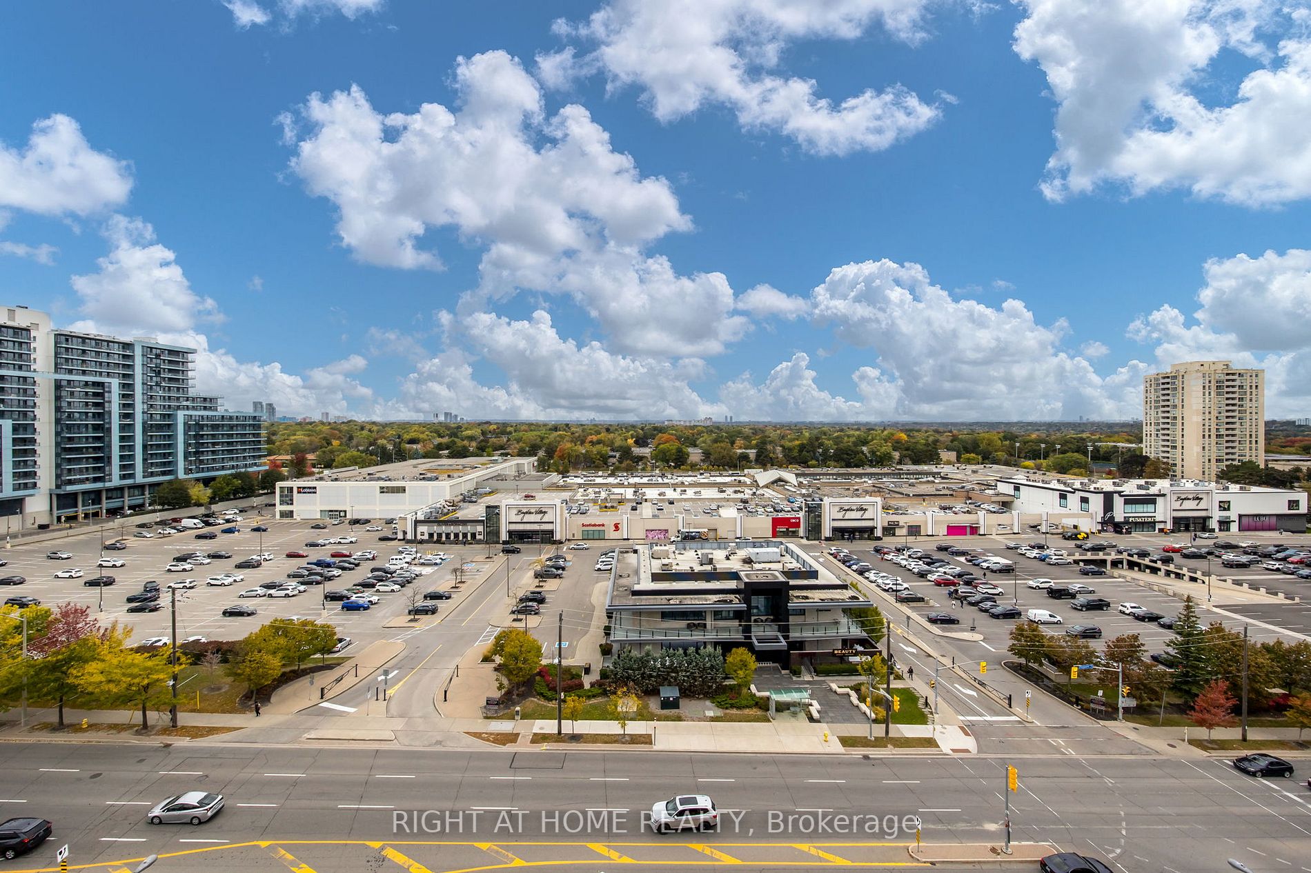 7 Kenaston Gdns, #901