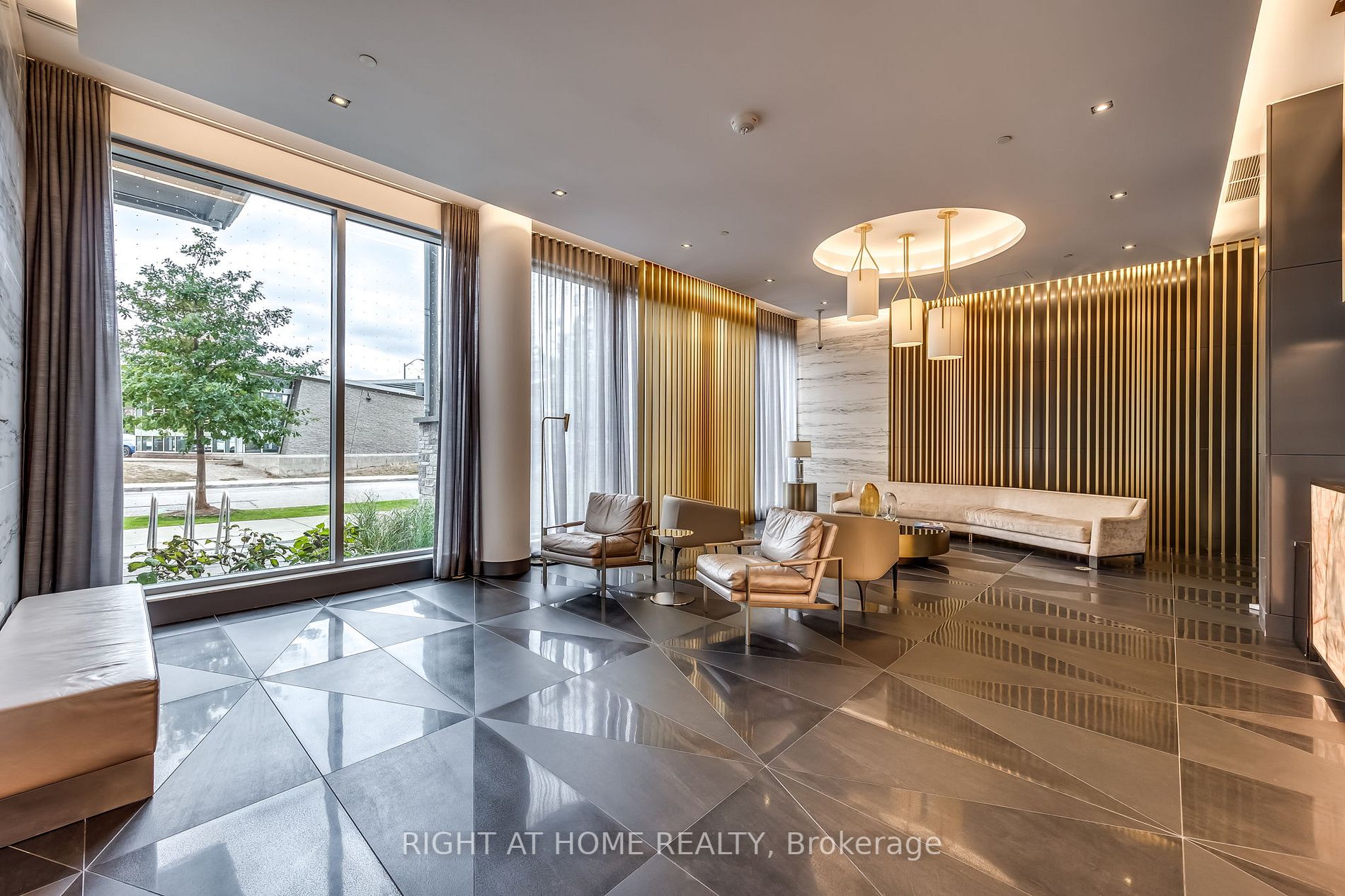7 Kenaston Gdns, #901