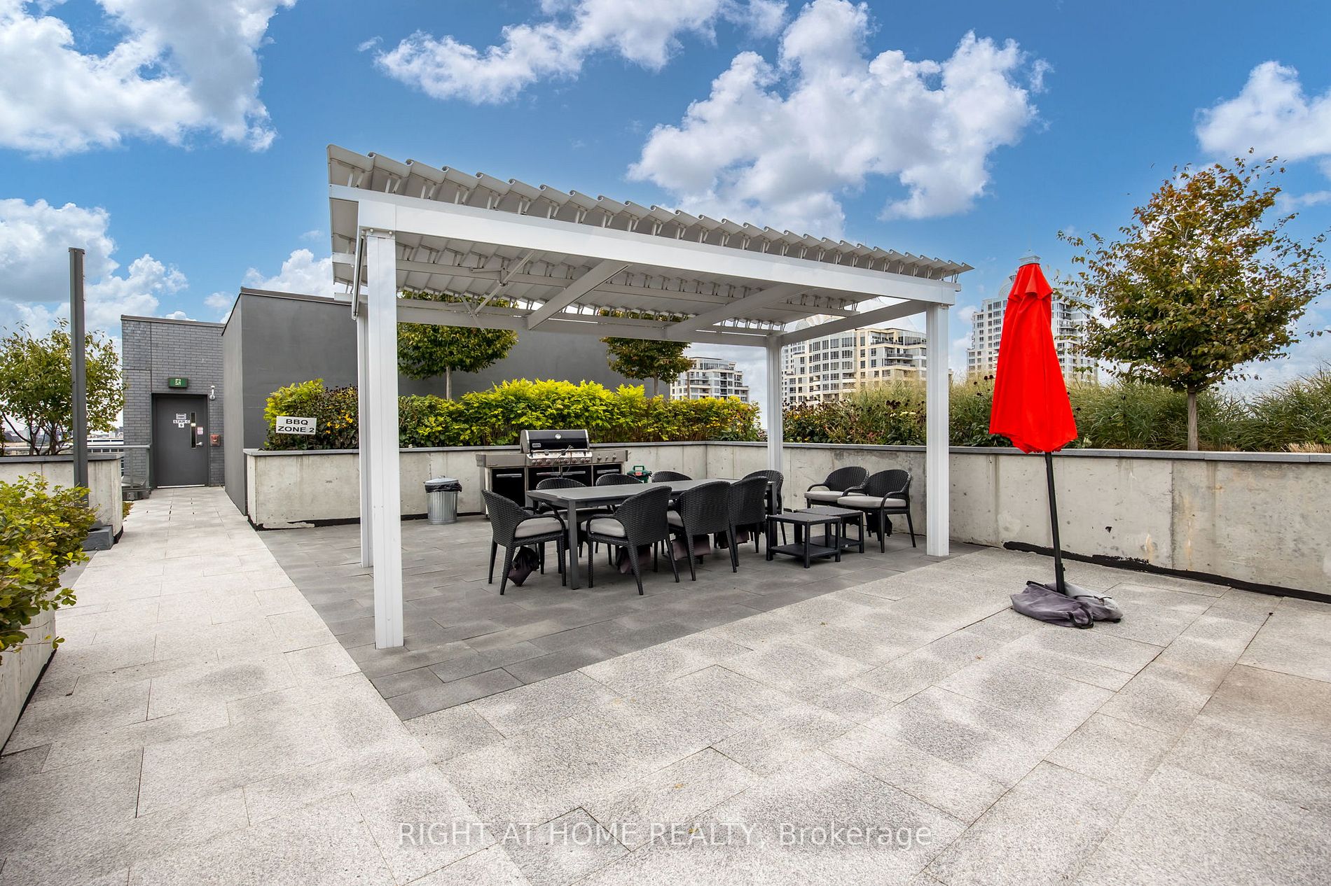 7 Kenaston Gdns, #901