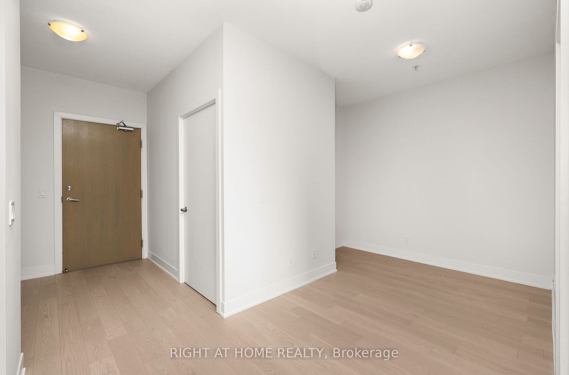 7 Kenaston Gdns, #901