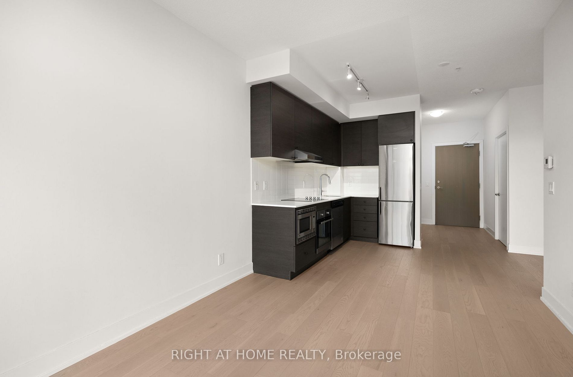 7 Kenaston Gdns, #901