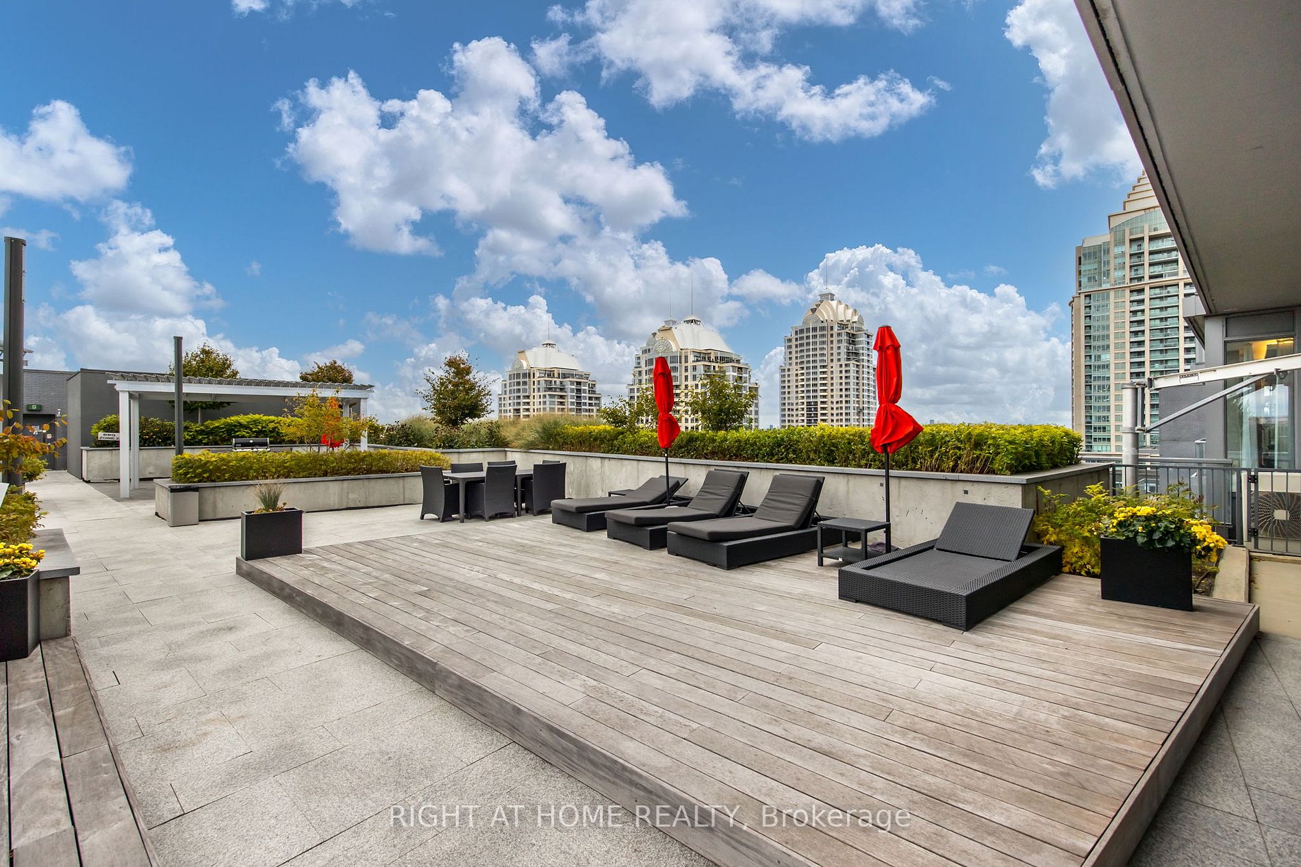 7 Kenaston Gdns, #901