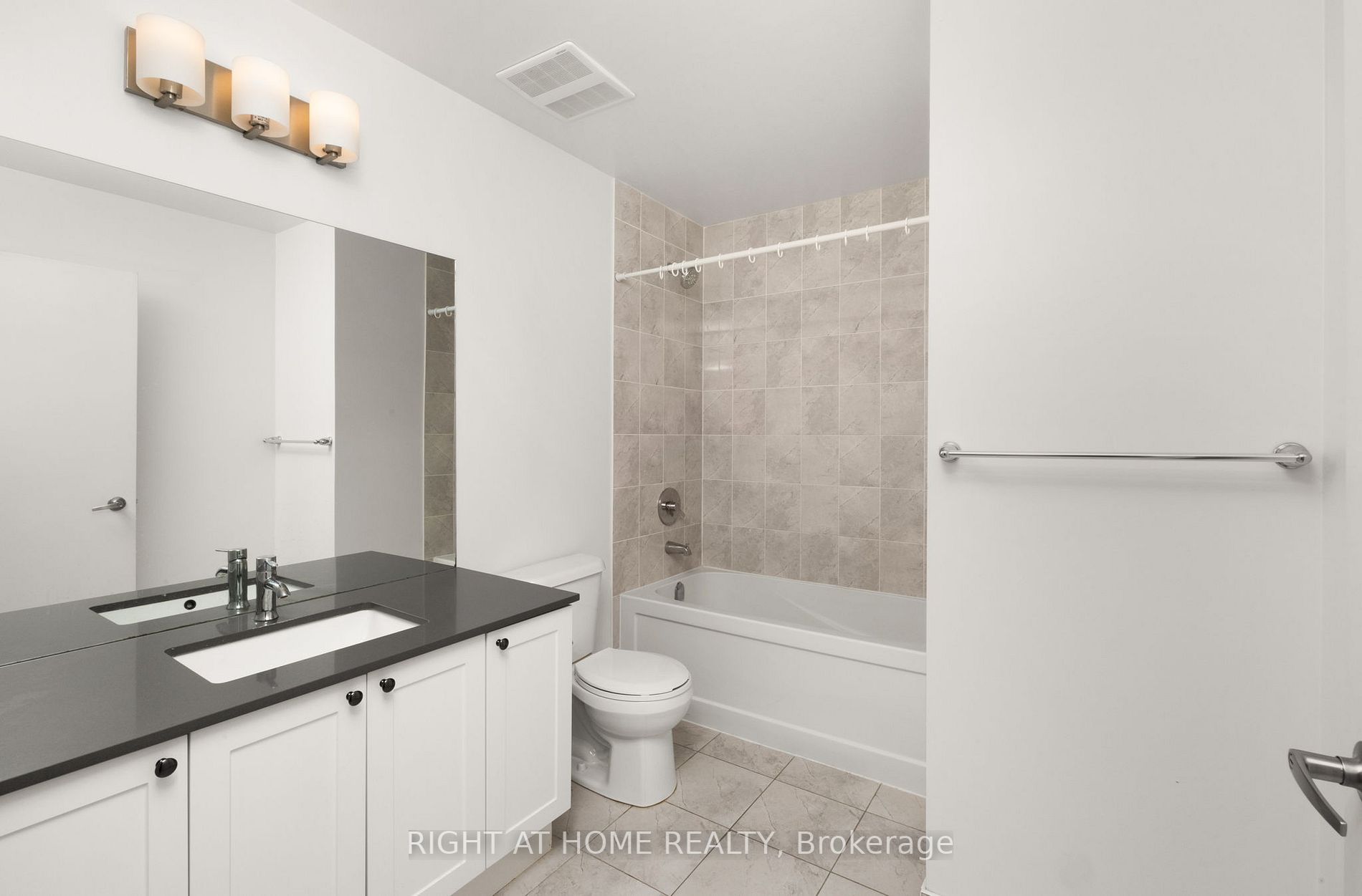 7 Kenaston Gdns, #901