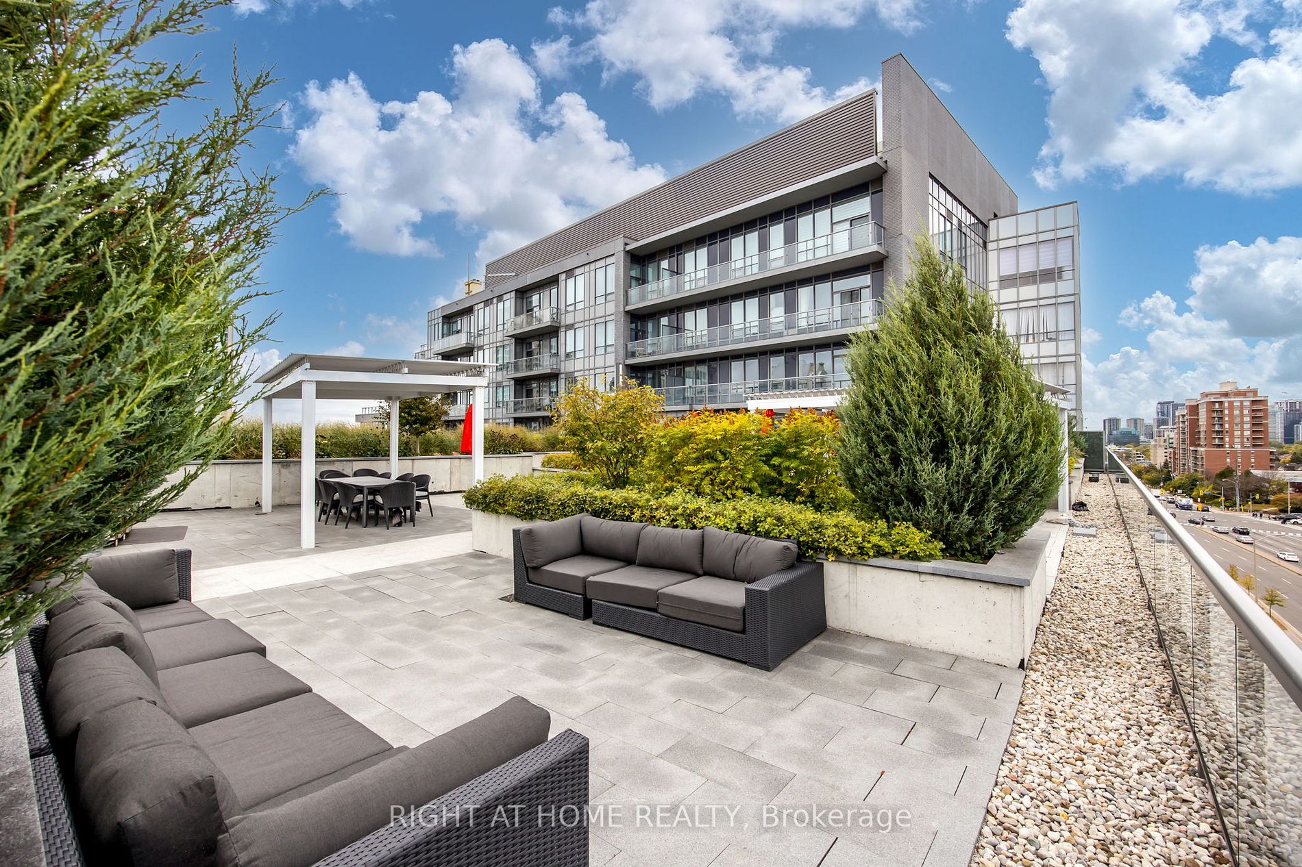 7 Kenaston Gdns, #901