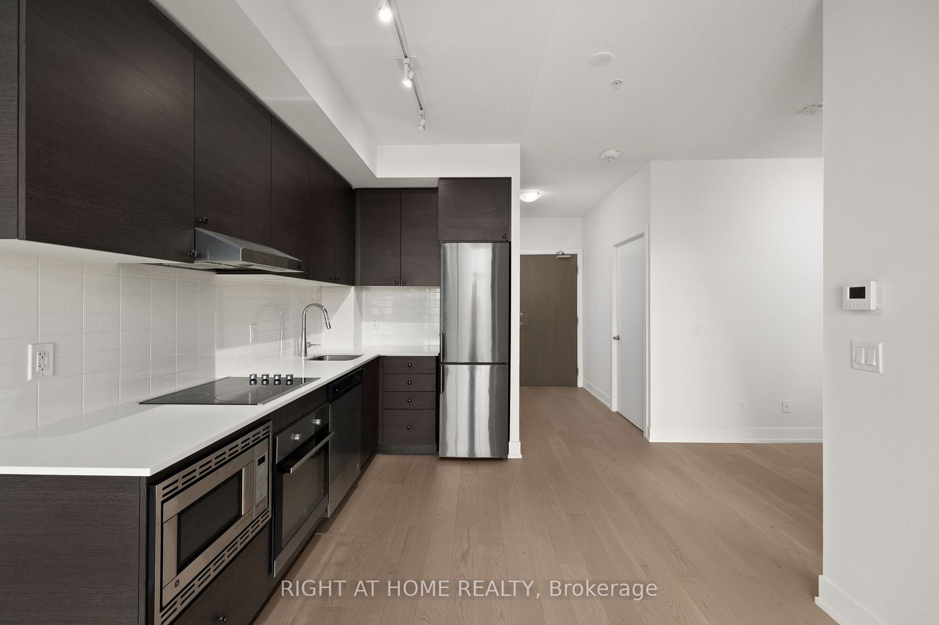 7 Kenaston Gdns, #901