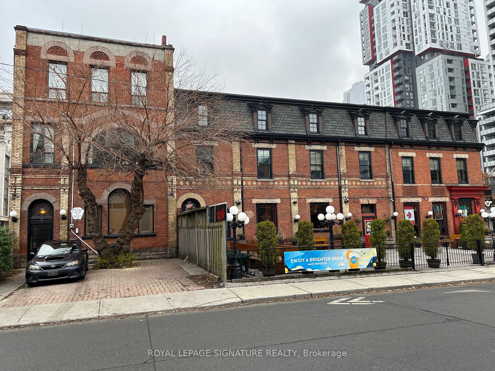 298 Queen St W