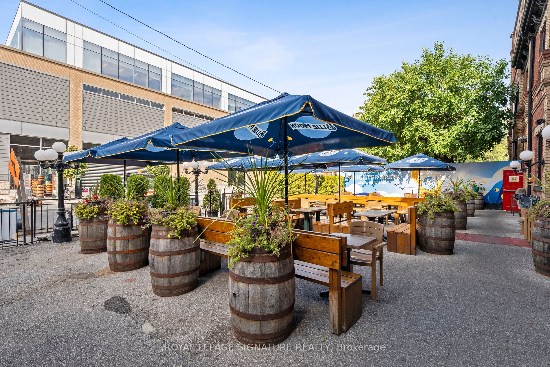 298 Queen St W