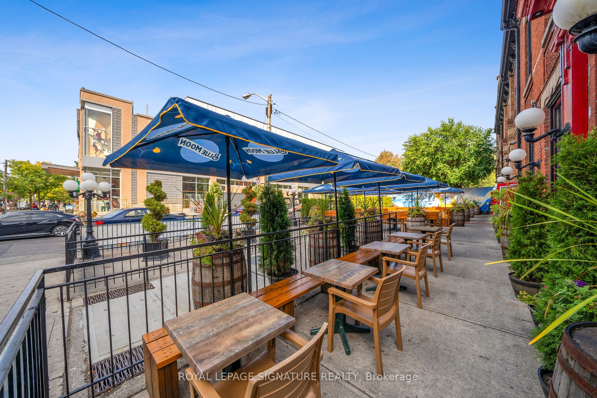 298 Queen St W
