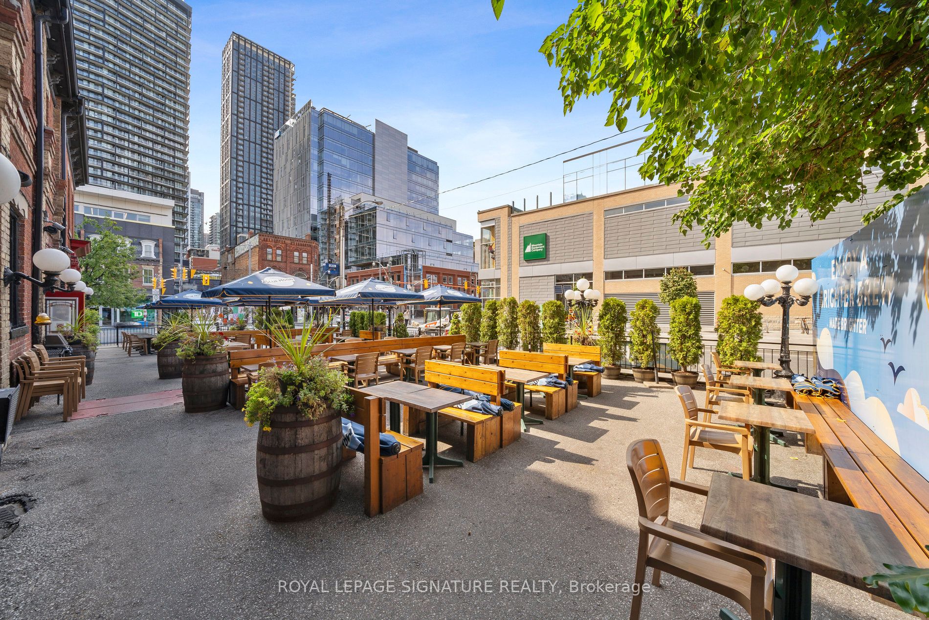 298 Queen St W
