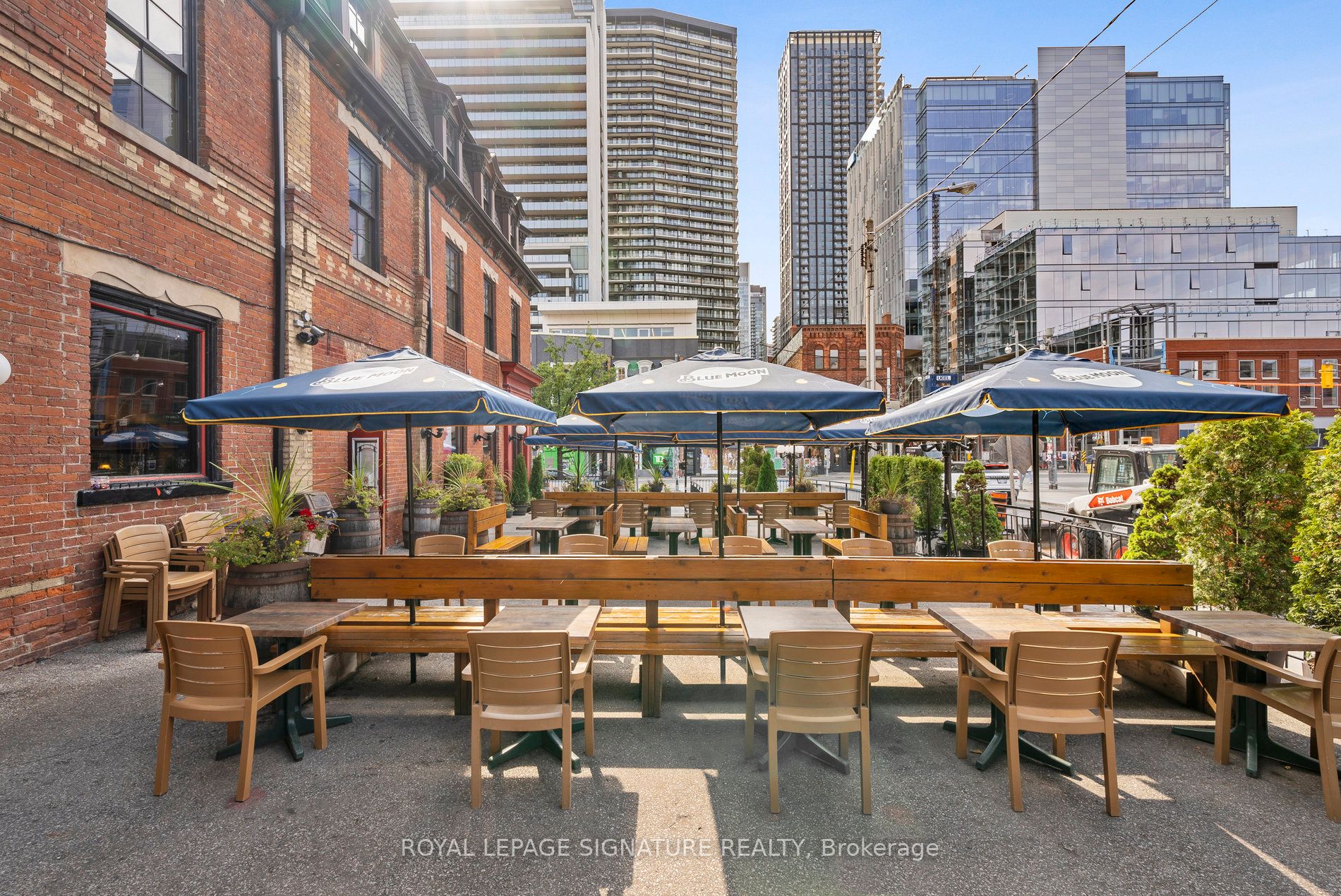 298 Queen St W