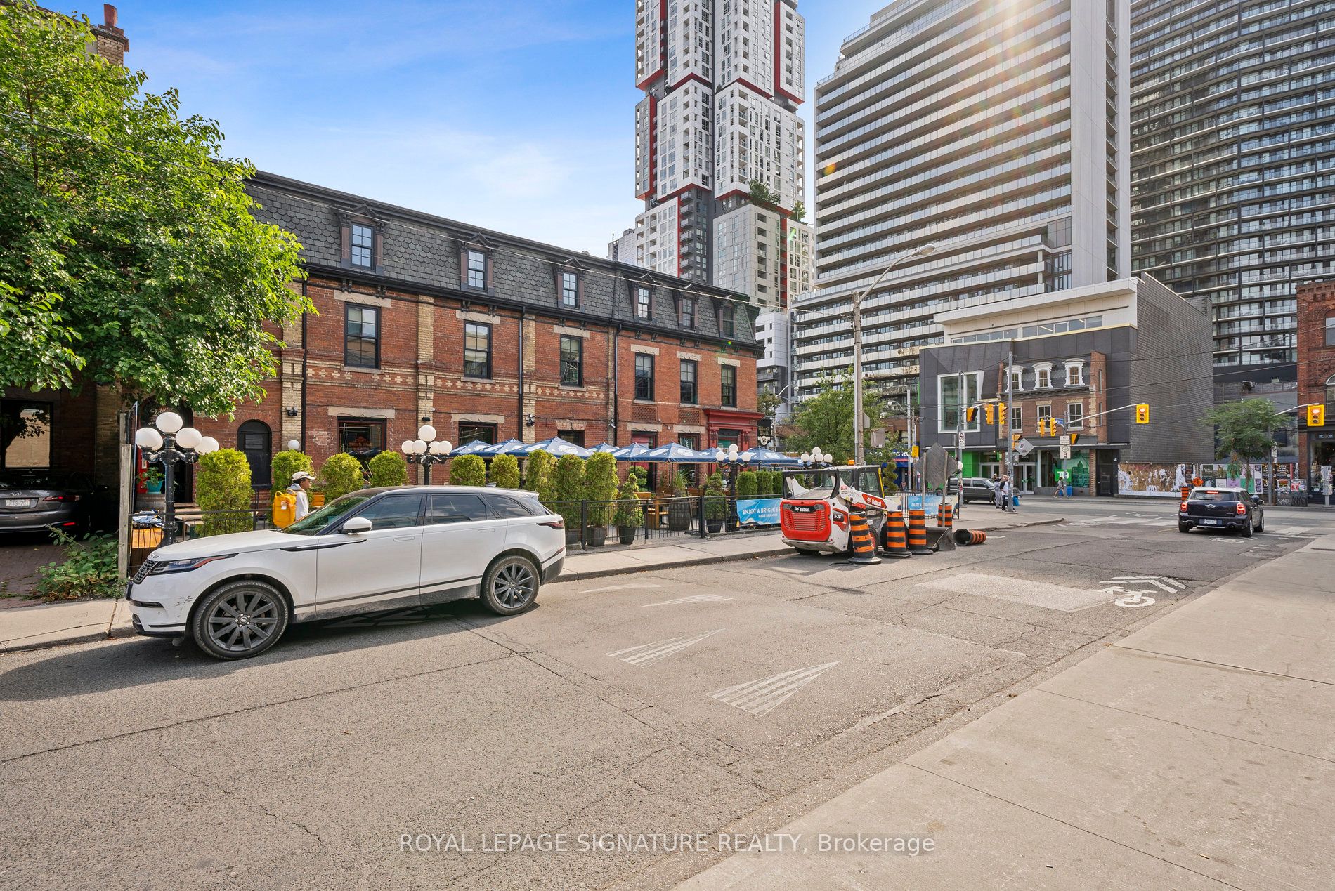 298 Queen St W