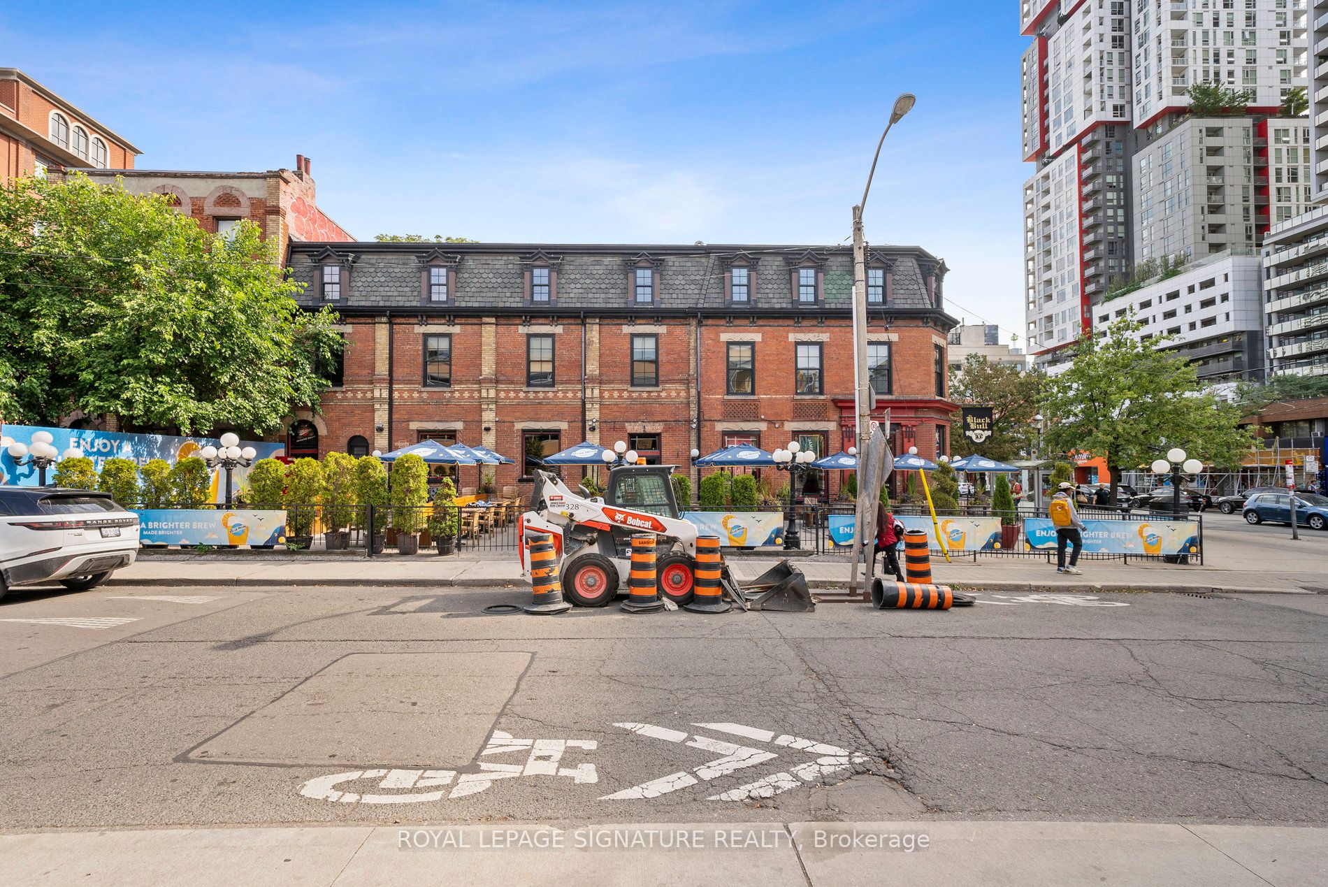 298 Queen St W