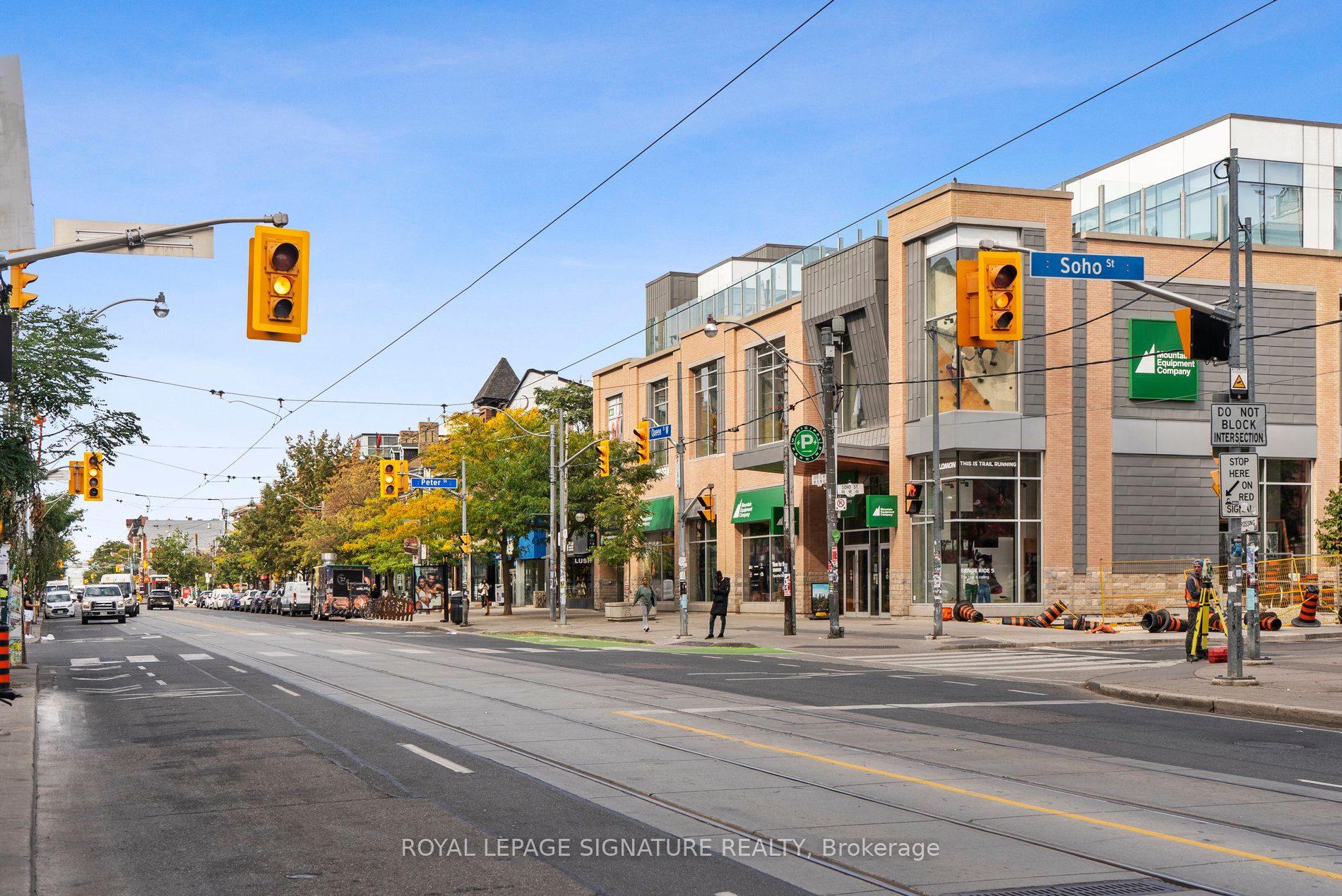 298 Queen St W