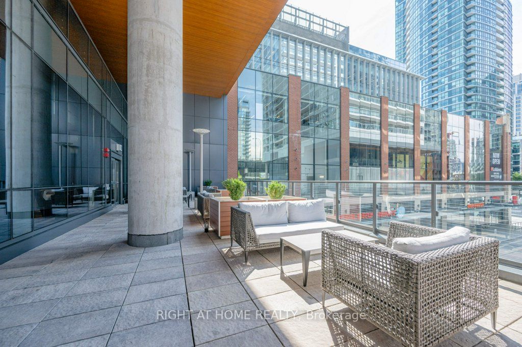 17 Bathurst St, #1112