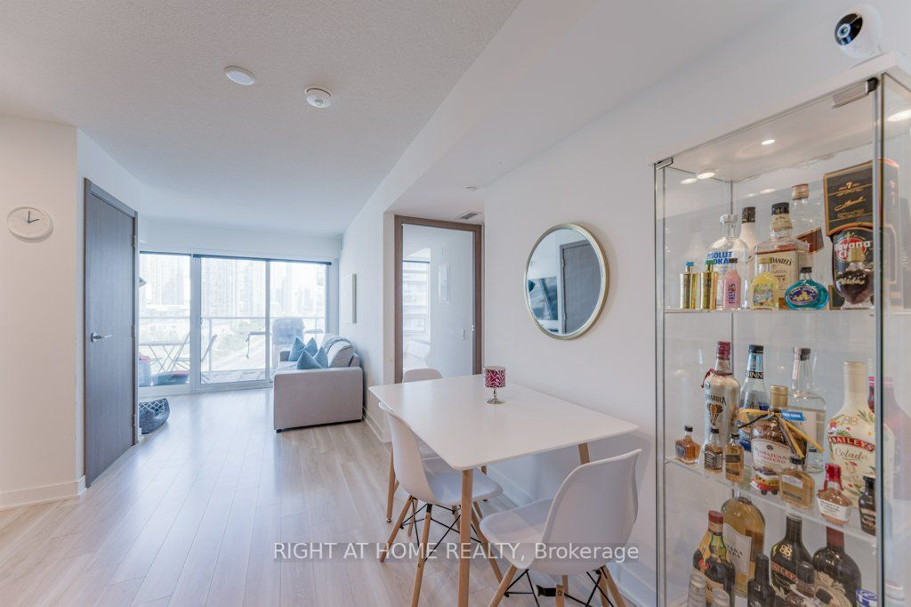 17 Bathurst St, #1112