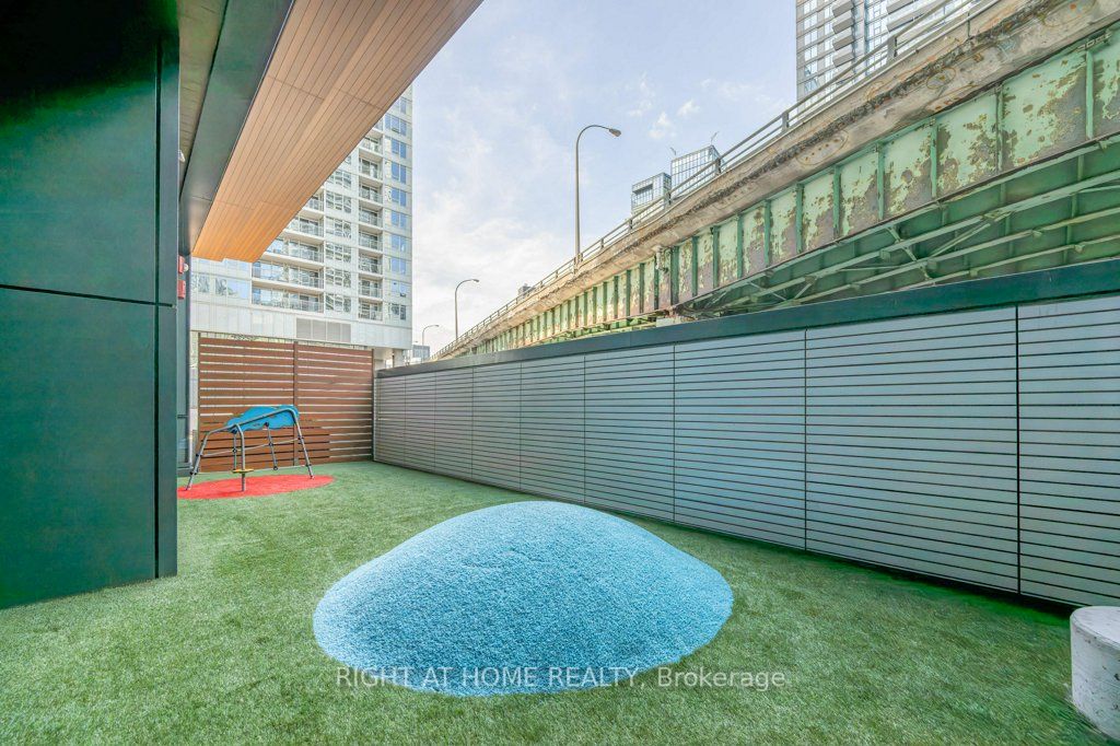 17 Bathurst St, #1112