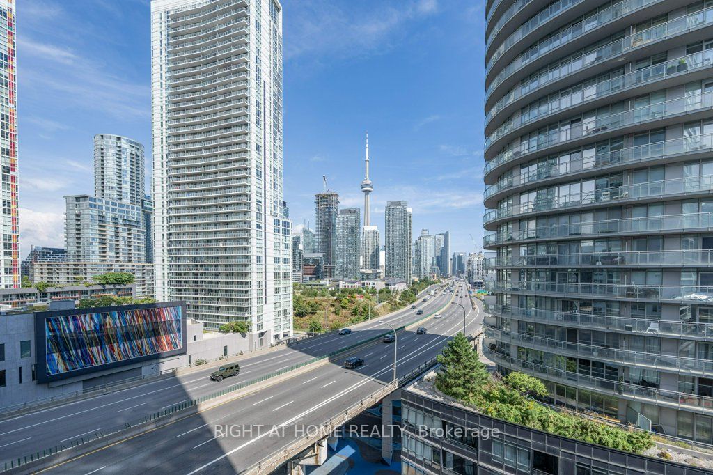 17 Bathurst St, #1112
