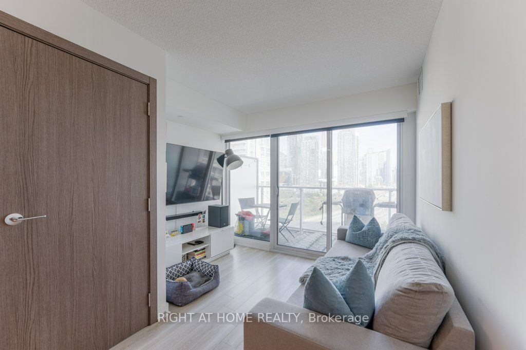 17 Bathurst St, #1112
