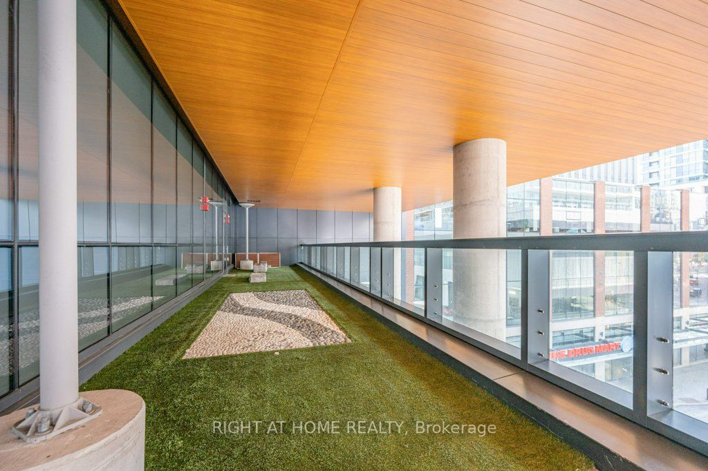 17 Bathurst St, #1112