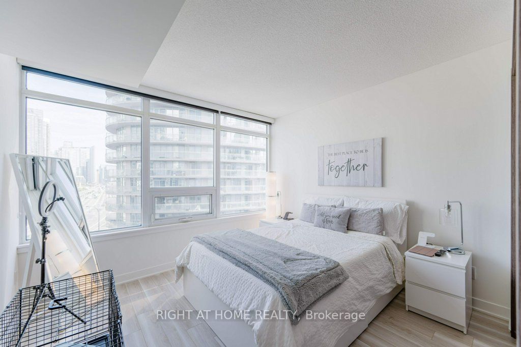 17 Bathurst St, #1112