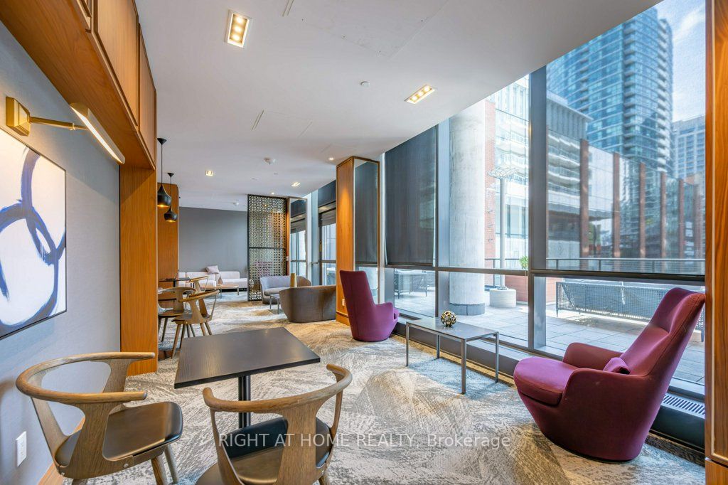 17 Bathurst St, #1112