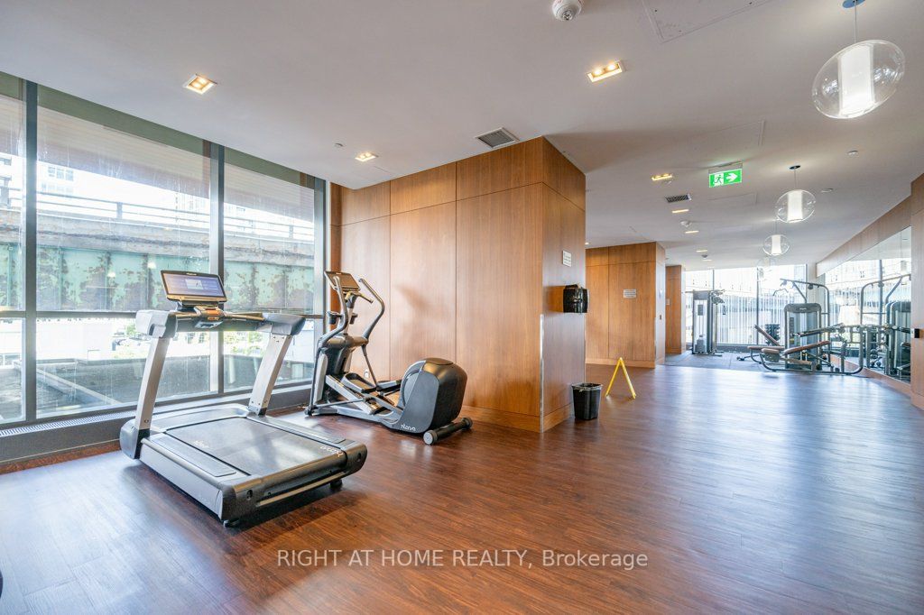 17 Bathurst St, #1112