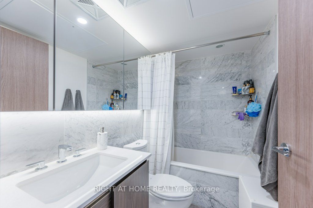 17 Bathurst St, #1112