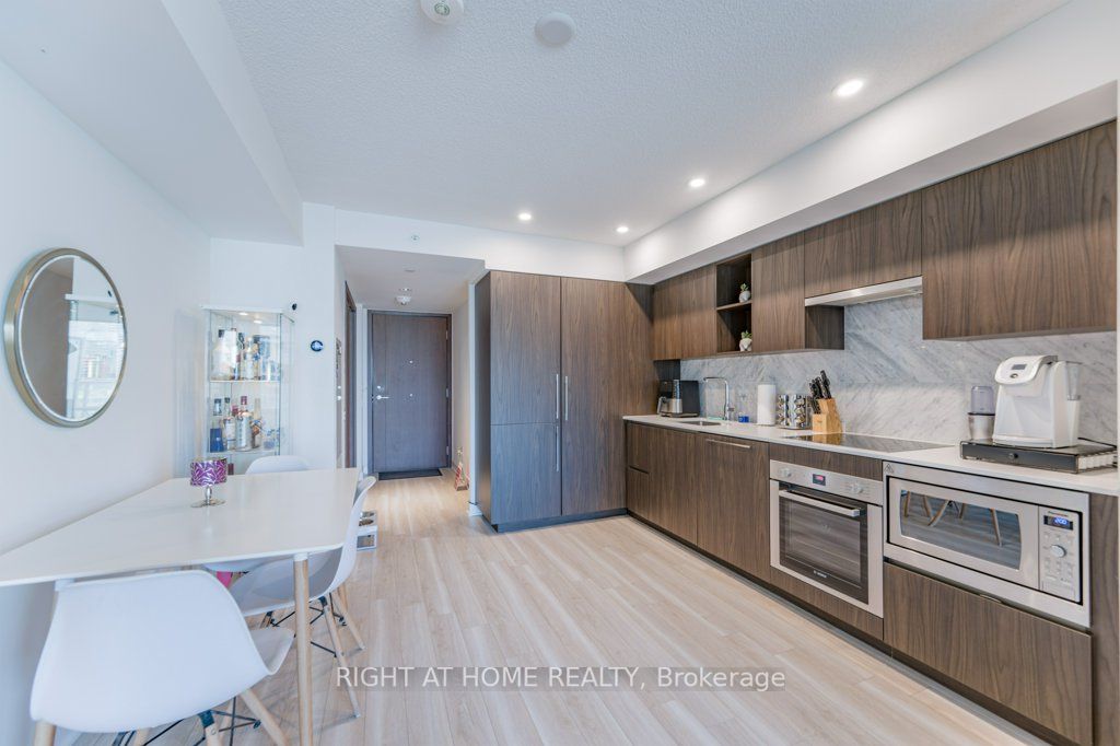 17 Bathurst St, #1112