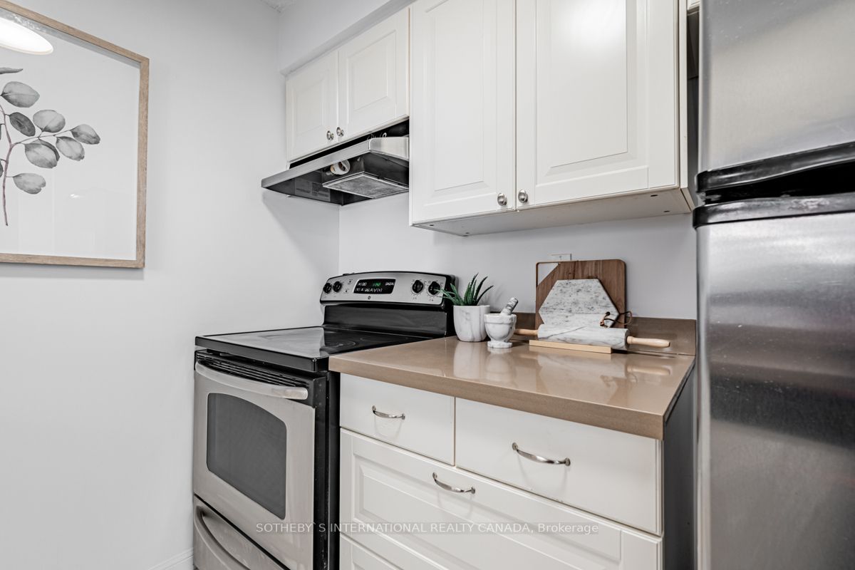 24 Wellesley St W, #2214
