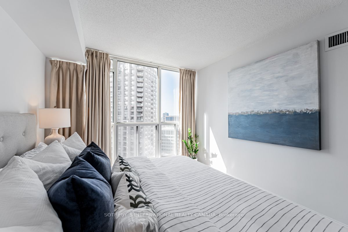 24 Wellesley St W, #2214