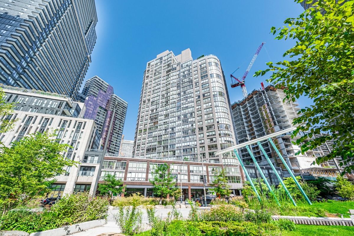 24 Wellesley St W, #2214