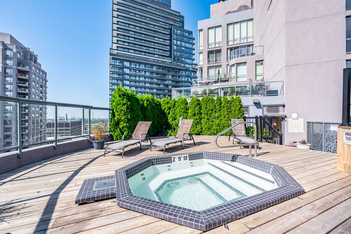 24 Wellesley St W, #2214