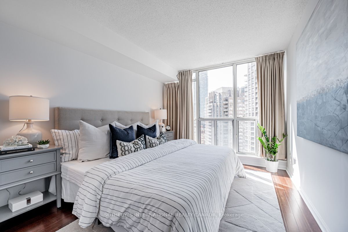 24 Wellesley St W, #2214