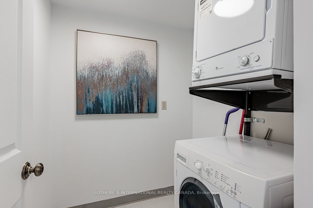 24 Wellesley St W, #2214