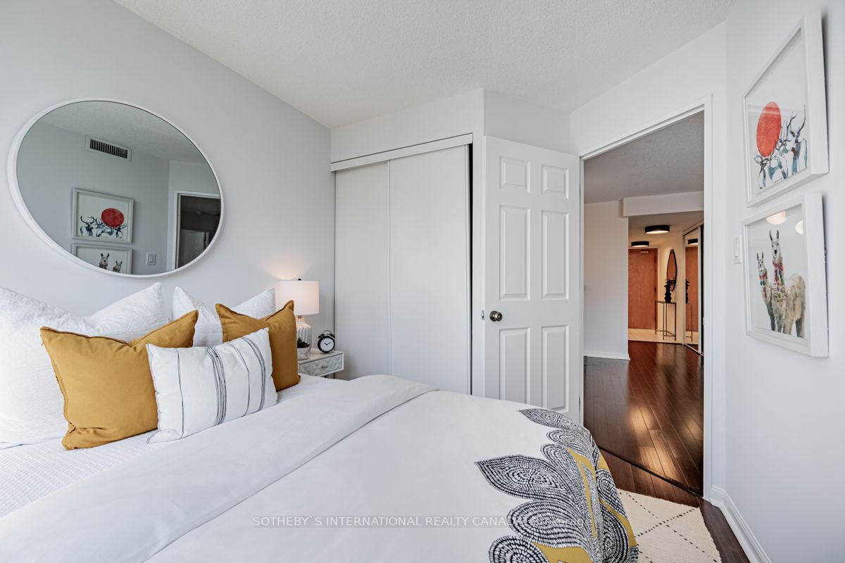 24 Wellesley St W, #2214